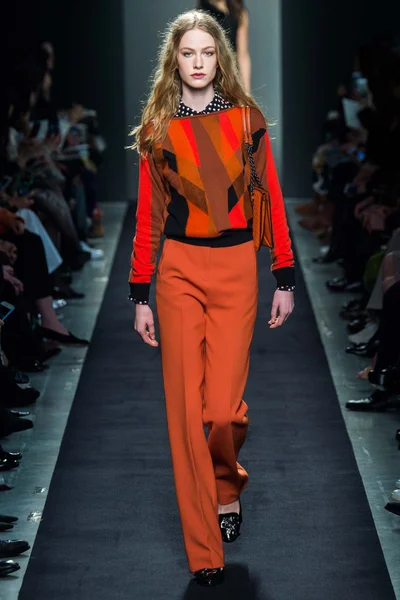 Look 16